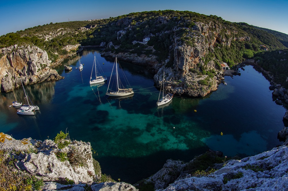 Onas a l'àncora a Cala Coves Menorca